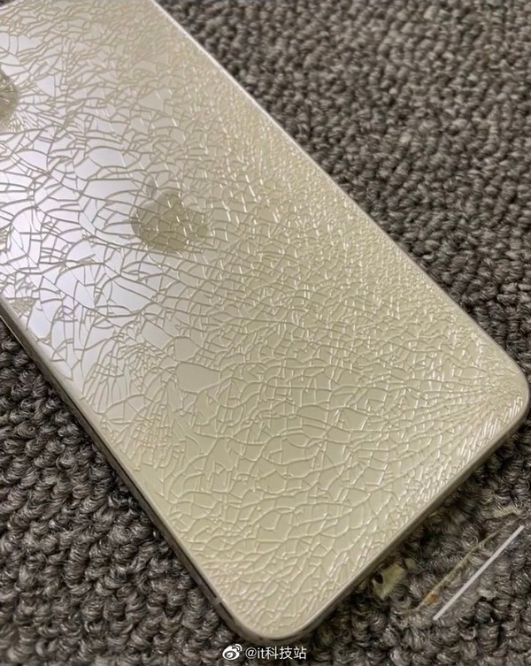 iPhone 11 Pro Max不小心摔成艺术品 网友感叹：这冰裂纹绝了！